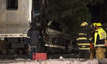 Bilføreren og minst seks andre omkom da et togsett kjørte på en bil nord for New York tirsdag kveld. Foto: Reuters/NTB Scanpix