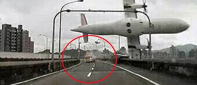 (150204) -- TAIPEI, Feb. 4, 2015 (Xinhua) -- Combined photos taken by an automobile data recorder shows an airplane crashes over a bridge in Taipei, southeast China's Taiwan, Feb. 4, 2015. A plane of the Taiwan TransAsia Airways came down into a Taipei river Wednesday, with more than 50 people on board, confirmed the civil aviation authorities of Taiwan. Contact with the ATR-72 Flight, scheduled from Taipei to Kinmen, lost at about 11 a.m. Then the plane was found in the river by the Nanhu Bridge. (Xinhua) (mt) (Photo by Xinhua/Sipa USA) Foto: SipaUSA