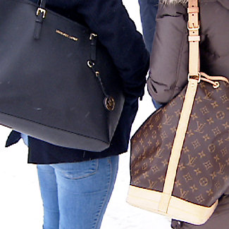 Skoleungdom med vesker fra Michael Kors og Louis Vuitton. FOTO: PHILIP HOFGAARD / NRK