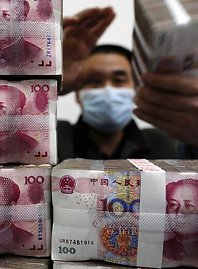 An employee counts Renminbi banknotes at a branch of Bank Of China in Changzhi, Shanxi province in this March 31, 2009 file photo. For players in China's tightly corseted currency market, the authorities' loosening of the strings in March 2012 to allow wider yuan moves has boosted both opportunities for short-term profit, as volatility rises, and long-term risks, with yuan appreciation no longer a certainty. To match Analysis CHINA-YUAN/ REUTERS/Stringer/Files (CHINA - Tags: BUSINESS) CHINA OUT. NO COMMERCIAL OR EDITORIAL SALES IN CHINA Foto: Reuters