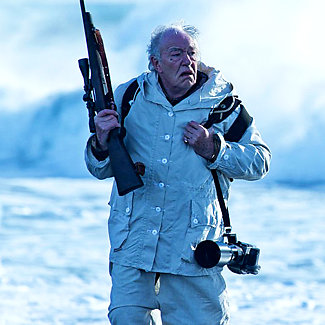 Michael Gambon spiller strålende som naturfotografen Henry Tyson i «Fortitude». (Foto: NRK).